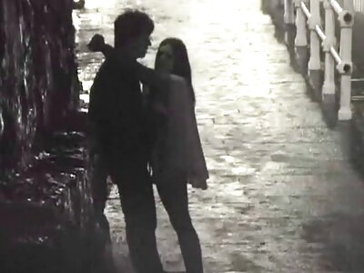 خوبصورت brunette نوعمر کچھ سخت مرگا کی طرف سے کیلوں سے جڑا ہوا